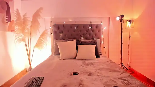 Vale Lux online show from November 2025 03:28:02 AM