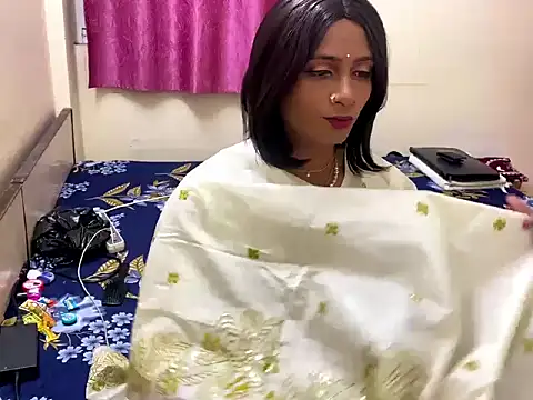 Snapshot of LuvLayla chatting on October 2025 08:19:01 PM LuvLayla online show from October 2025 08:19:01 PM