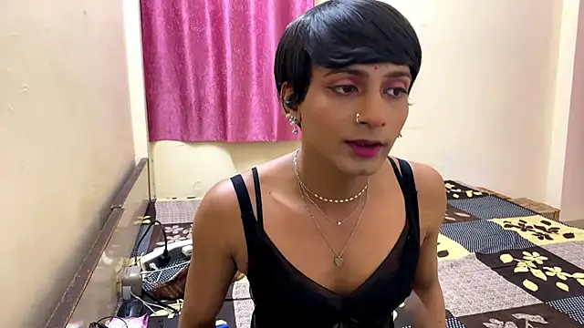 Snapshot of LuvLayla chatting on September 2025 06:00:01 PM LuvLayla online show from September 2025 06:00:01 PM