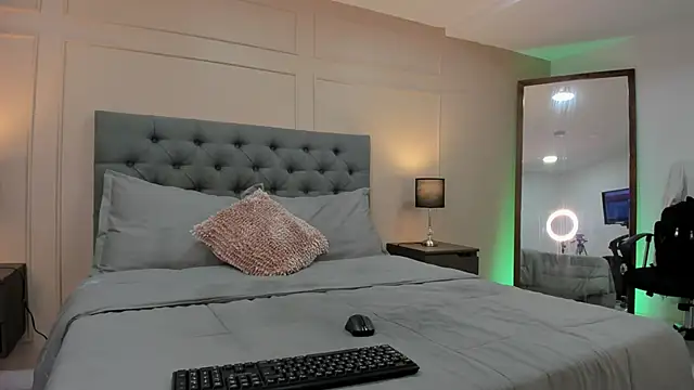 Snapshot of ALICESANDOVAL chatting on September 2025 11:48:02 AM ALICESANDOVAL online show from September 2025 11:48:02 AM