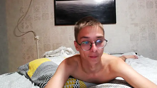 glasses cat online show from May 2026 08:12:01 PM