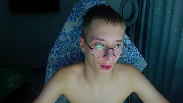 Snapshot of glasses_cat chatting on February 2026 11:27:02 PM glasses cat online show from February 2026 11:27:02 PM