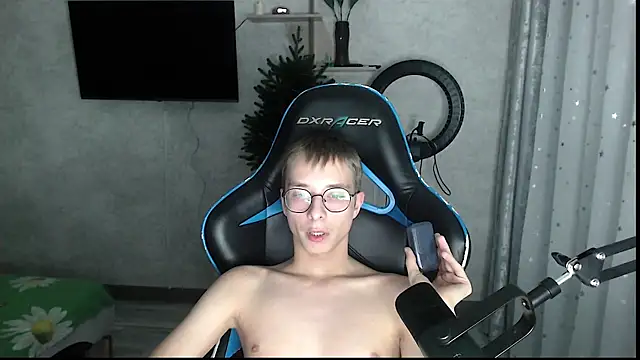 glasses cat online show from January 2026 09:44:02 PM