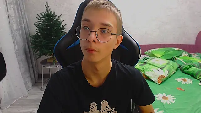 glasses cat online show from December 2025 07:23:02 PM