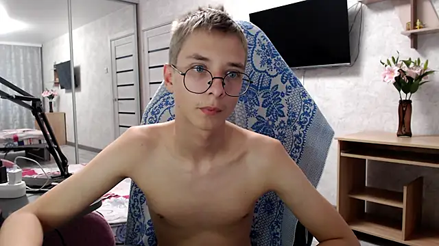 glasses cat online show from May 2026 05:15:02 PM