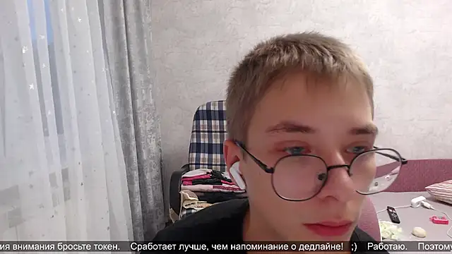 glasses cat online show from October 2025 04:44:02 AM