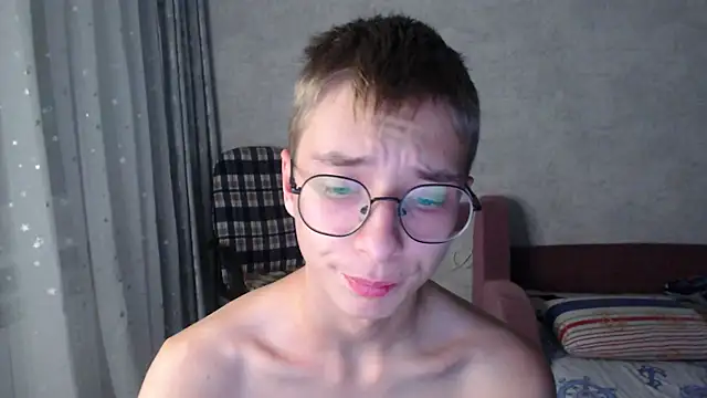 glasses cat online show from October 2025 09:27:01 PM