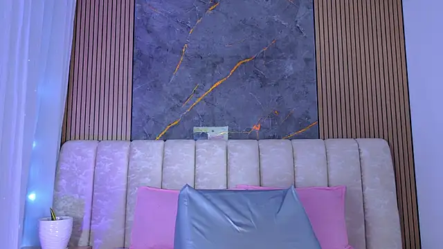 mia scot online show from April 2026 11:57:01 AM