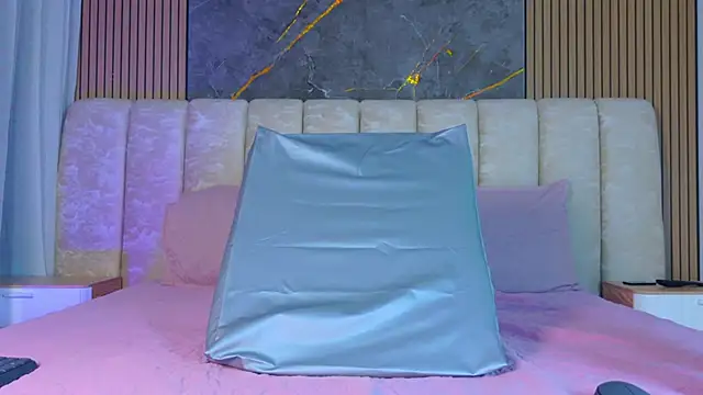 mia scot online show from February 2026 12:01:02 PM