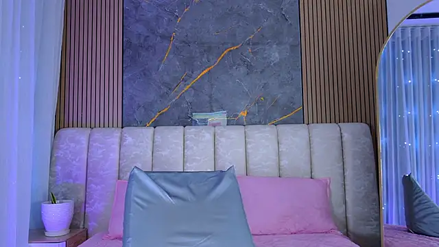 mia scot online show from April 2026 11:55:01 AM