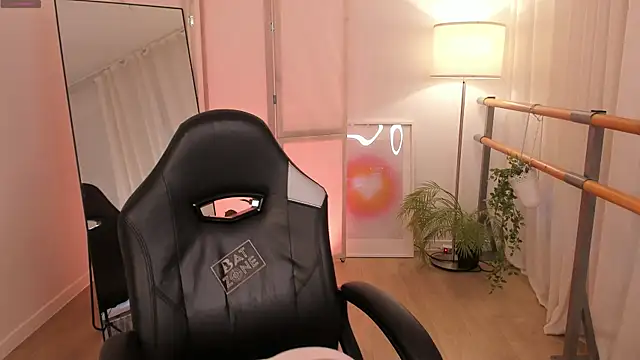 Snapshot of Lina_Glow chatting on December 2025 06:47:01 AM Lina Glow online show from December 2025 06:47:01 AM