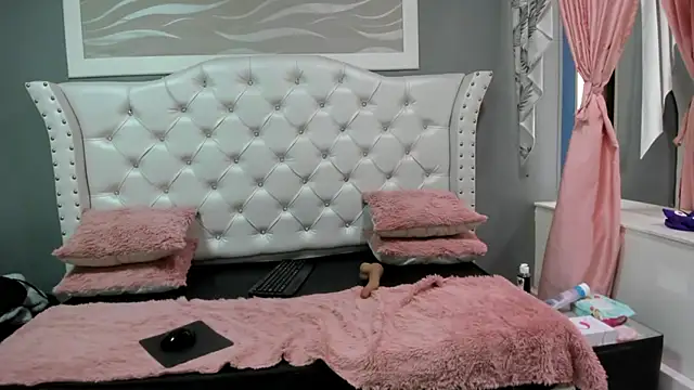naomi cooper   online show from October 2025 01:23:02 PM