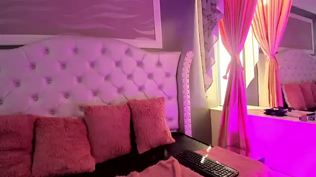 naomi cooper   online show from October 2025 01:44:02 PM