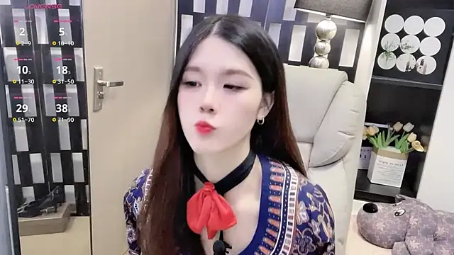 Yueyue-MM online show from November 2025 01:44:02 PM