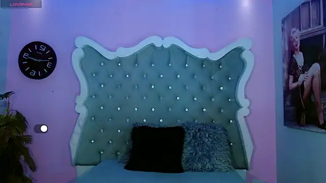 Honey Moontsts online show from March 2026 12:32:02 PM