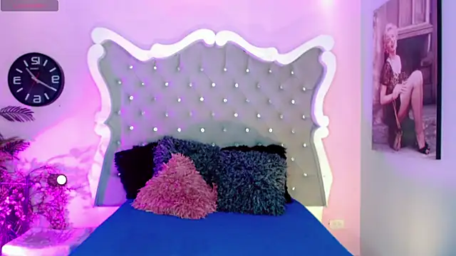 Honey Moontsts online show from January 2026 12:01:01 PM