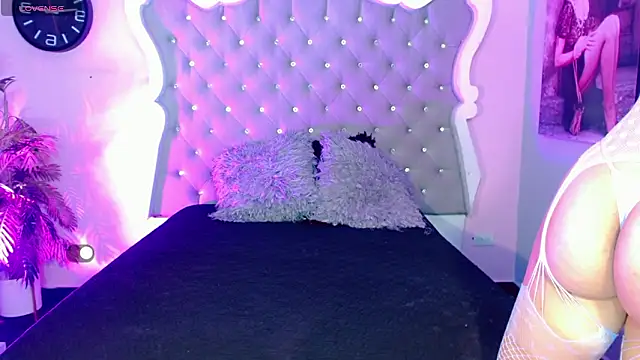 Honey Moontsts online show from March 2026 12:02:02 PM