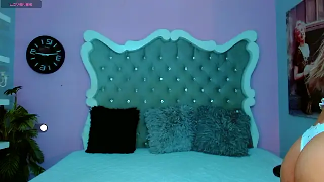 Honey Moontsts online show from March 2026 11:56:02 AM