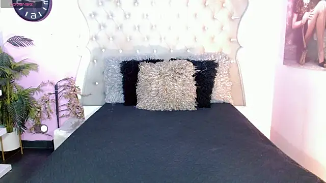 Honey Moontsts online show from February 2026 12:03:02 PM