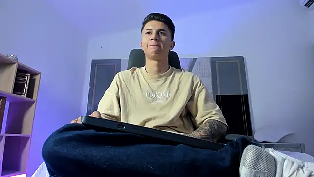 liaamsmiith  online show from September 2025 12:36:02 PM