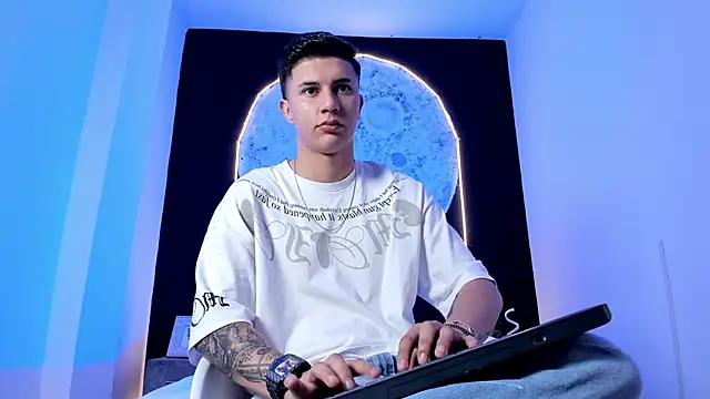 liaamsmiith  online show from October 2025 12:15:02 PM