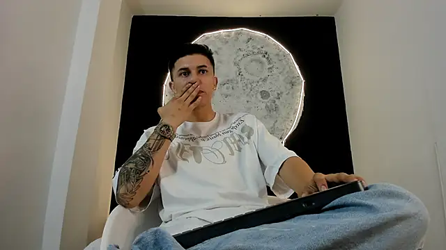 liaamsmiith  online show from October 2025 12:04:01 PM