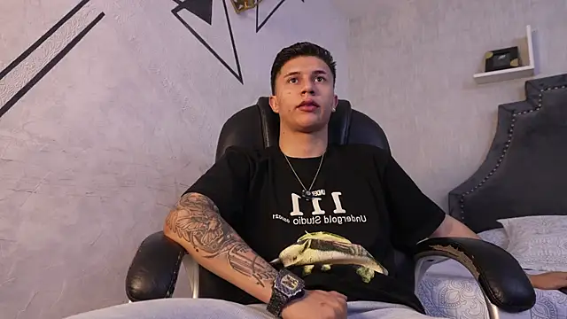 liaamsmiith  online show from November 2025 12:49:02 PM