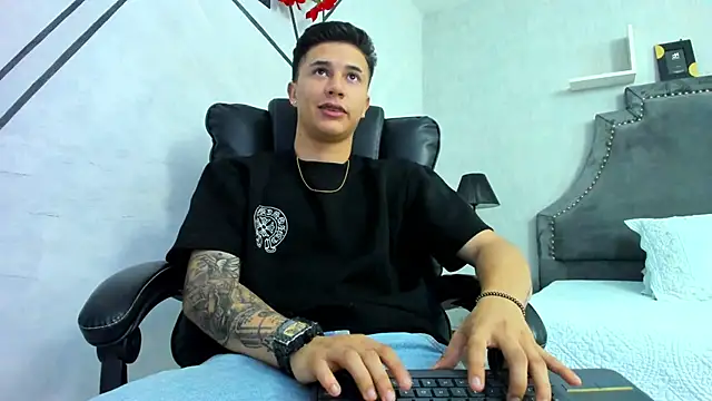 liaamsmiith  online show from November 2025 12:28:01 PM