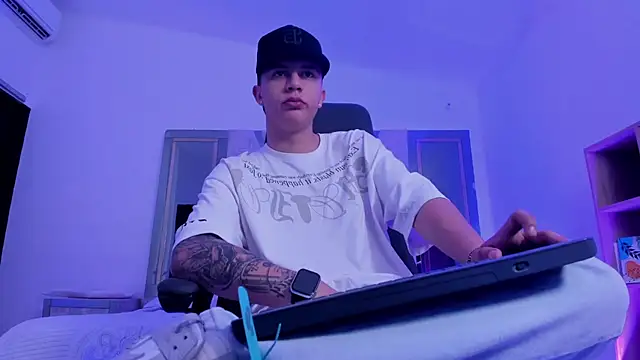 liaamsmiith  online show from September 2025 01:33:02 PM