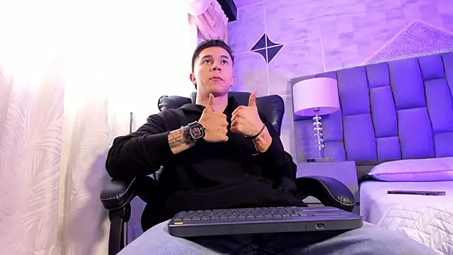 liaamsmiith  online show from October 2025 12:28:02 PM