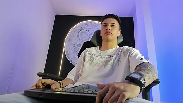 liaamsmiith  online show from November 2025 12:31:01 PM