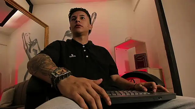 liaamsmiith  online show from February 2026 12:27:01 PM