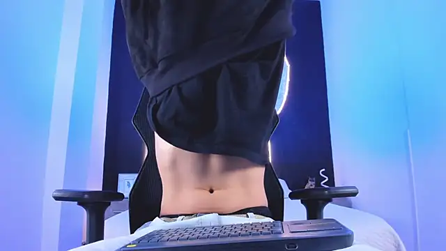 liaamsmiith  online show from November 2025 12:20:01 PM