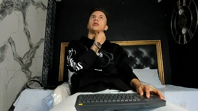 liaamsmiith  online show from September 2025 12:11:01 PM
