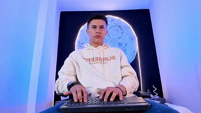 liaamsmiith  online show from October 2025 12:06:02 PM