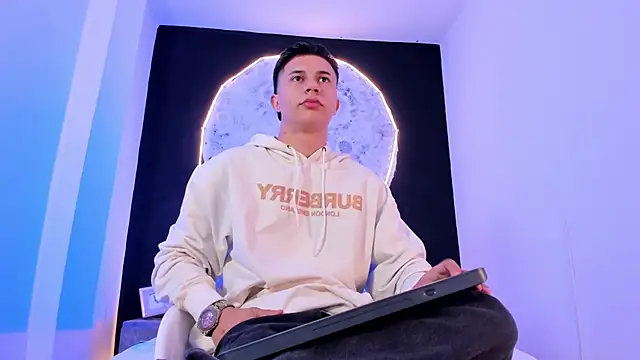 liaamsmiith  online show from October 2025 12:28:01 PM