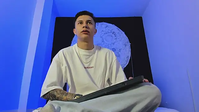 liaamsmiith  online show from October 2025 12:49:02 PM