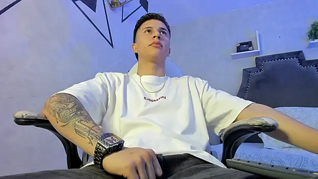 liaamsmiith  online show from November 2025 12:48:02 PM