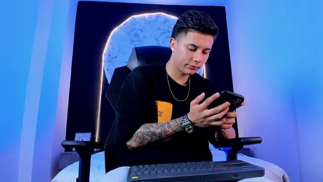 liaamsmiith  online show from October 2025 12:37:02 PM