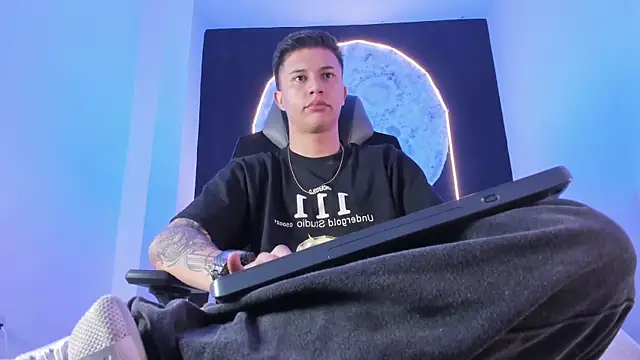 liaamsmiith  online show from November 2025 12:20:01 PM