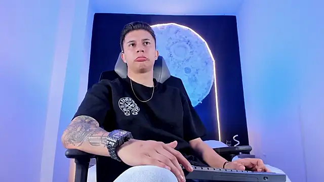 liaamsmiith  online show from November 2025 12:09:02 PM