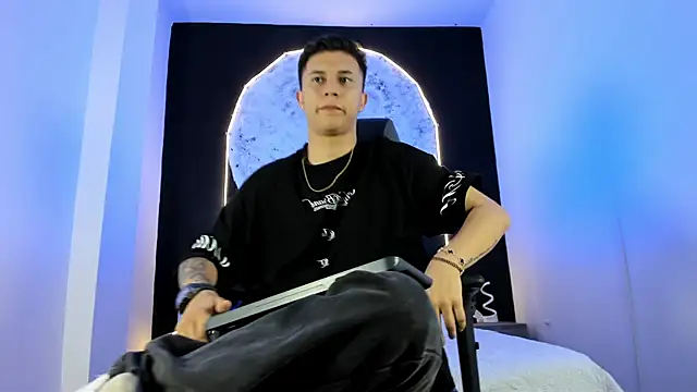 liaamsmiith  online show from November 2025 12:52:02 PM