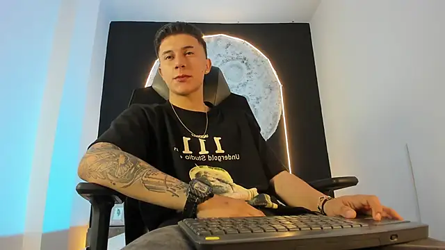 liaamsmiith  online show from November 2025 11:59:02 AM