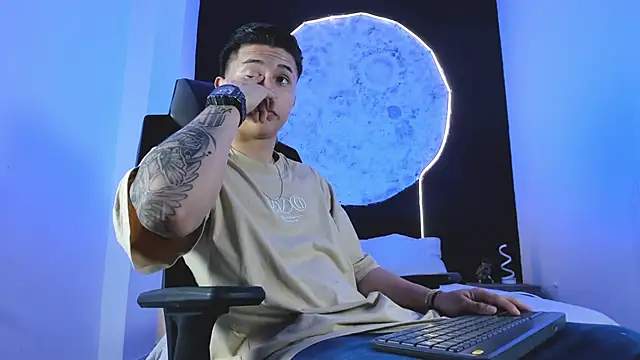 liaamsmiith  online show from November 2025 12:22:01 PM