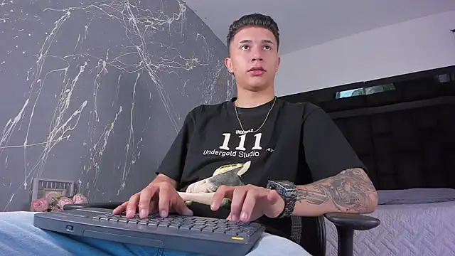 liaamsmiith  online show from November 2025 12:09:02 PM