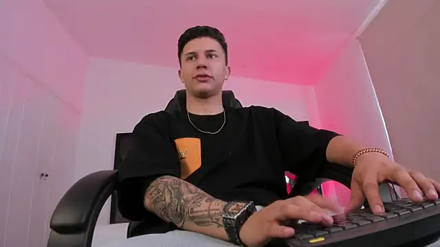 liaamsmiith  online show from December 2025 12:04:02 PM