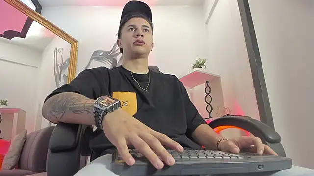 liaamsmiith  online show from February 2026 01:11:02 PM