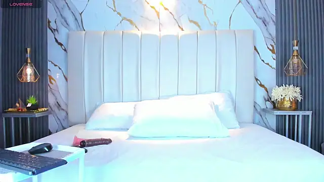 AariaLove online show from November 2025 05:01:02 PM