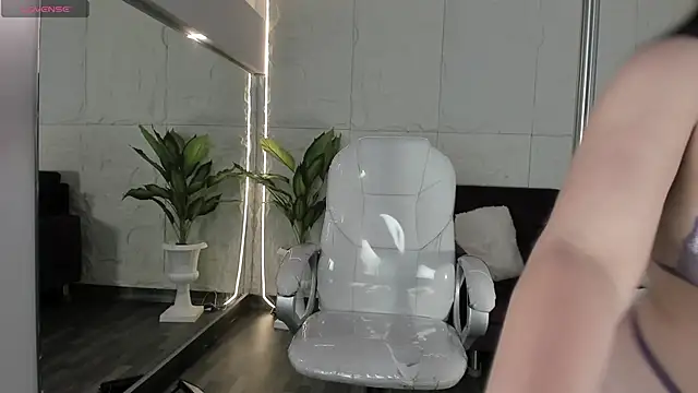 AariaLove online show from November 2025 10:32:02 PM