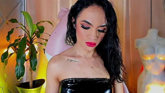 Snapshot of Cristal_Gem1 chatting on June 2026 02:33:01 PM Cristal Gem1 online show from June 2026 02:33:01 PM